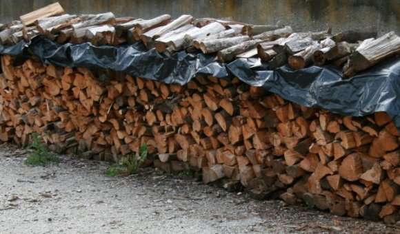 Bois en train de sécher sous une bache